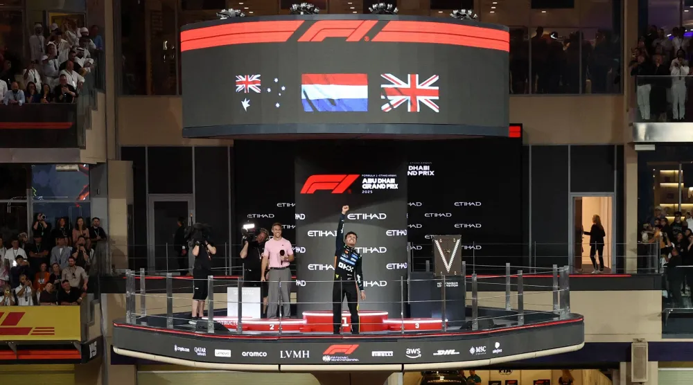 البريطاني لاندو نوريس سائق مكلارين يحتفل بلقب بطولة العالم في فورمولا 1 (رويترز)