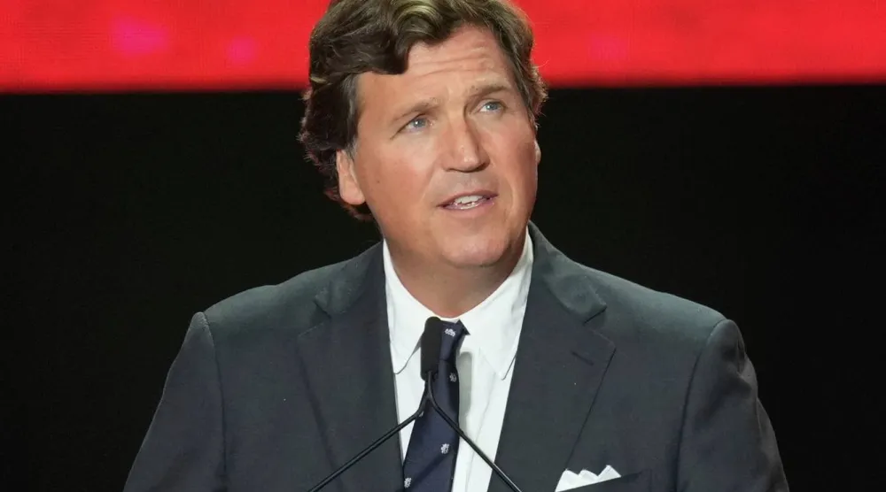 الإعلامي الأميركي المحافظ تاكر كارلسون (أ.ب)