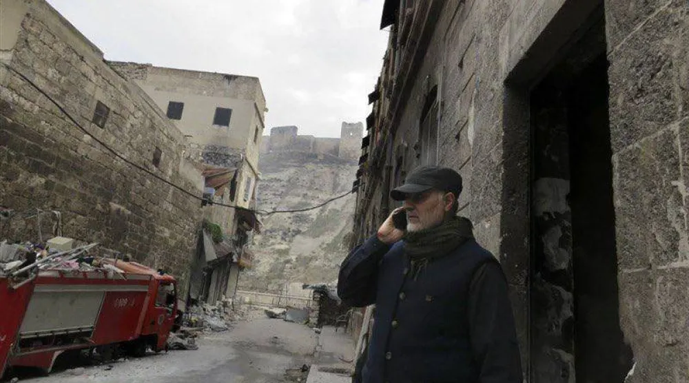 الجنرال قاسم سليماني يجري مكالمة هاتفية قرب قلعة حلب التاريخية شتاء 2016 (فارس)