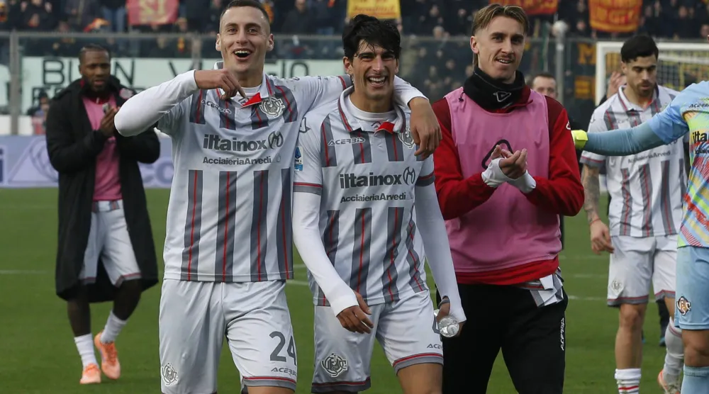 احتفالية لاعبي كريمونيزي بعد الفوز على ليتشي (إ.ب.أ)