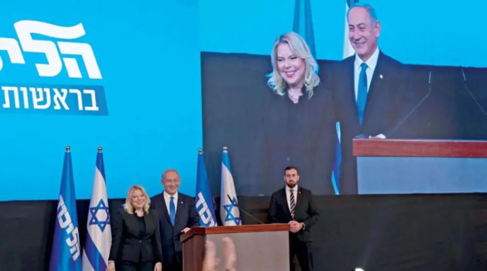 زعيم حزب «الليكود» بنيامين نتنياهو إلى جانب زوجته سارة يخاطب مؤيديه في مقر الحملة بالقدس خلال انتخابات 2022 (أ.ف.ب)