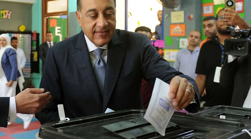 رئيس الوزراء المصري مصطفى مدبولي يُدلي بصوته في انتخابات مجلس النواب (مجلس الوزراء)