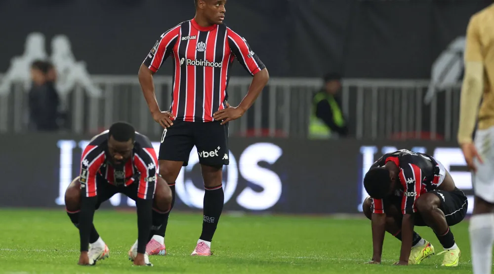 حسرة لاعبي نيس بعد الهزيمة السابعة توالياً على يد أنجيه (أ.ف.ب)