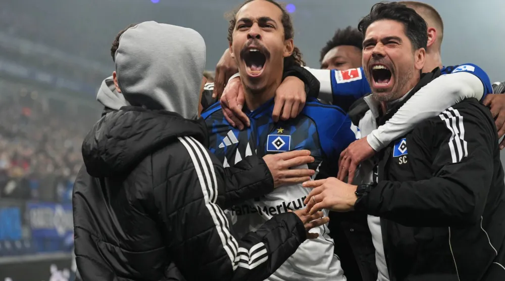 يوسف بولسن لاعب هامبورغ يحتفل بهدف الفوز على بريمن (د.ب.أ)
