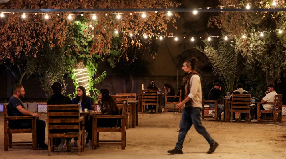 كافتيريا في القامشلي يقول السكان المحليون إنها كانت مركزاً أمنياً سابقاً أثناء حكم الرئيس المخلوع بشار الأسد (رويترز)