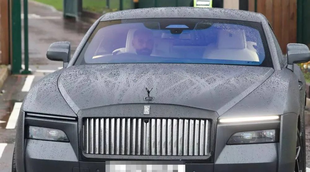 محمد صلاح عند مغادرته مقر تدريبات ليفربول (صحيفة ليفربول إيكو) 