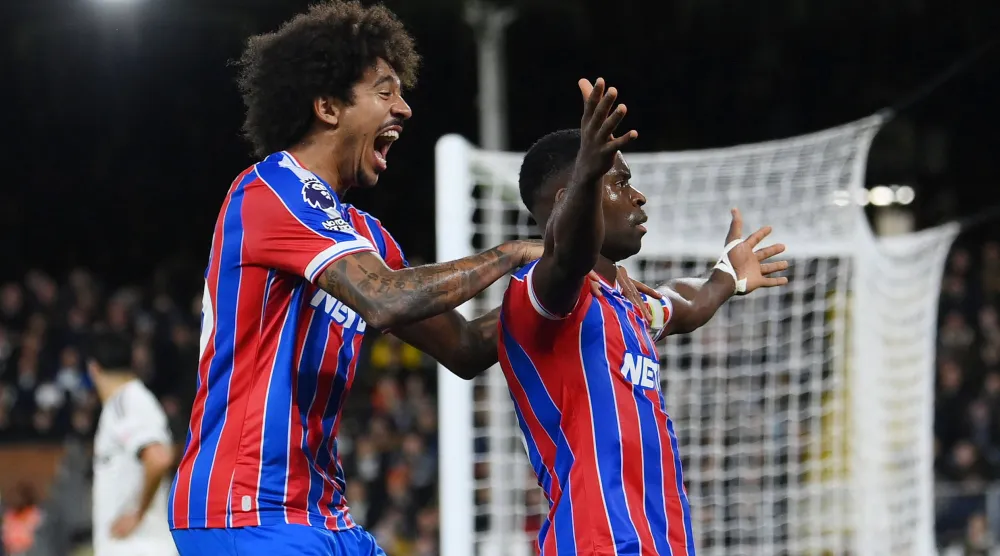 مارك غيهي قائد كريستال بالاس يحتفل بهدف الفوز على فولهام (رويترز)