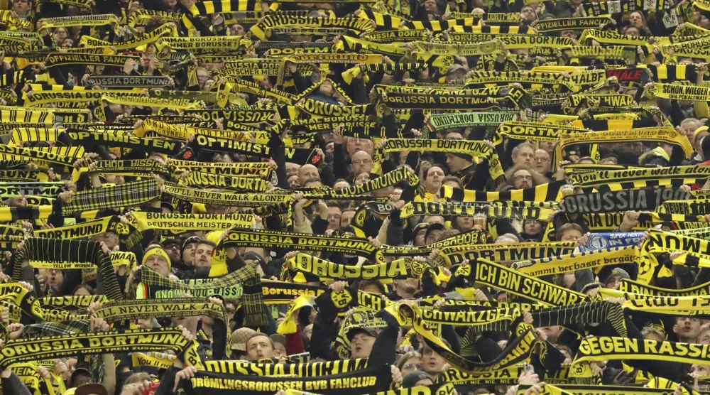 جماهير بوروسيا دورتموند تحتفل بالفوز على هوفنهايم (إ.ب.أ)