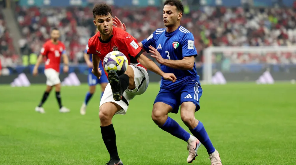 معاذ الظفيري نجم منتخب الكويت (يمين) في مواجهة مصر (رويترز)