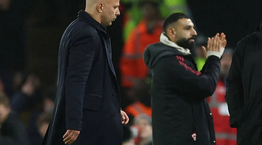 محمد صلاح وأرني سلوت... هل يغادر أحدهما؟ (رويترز)