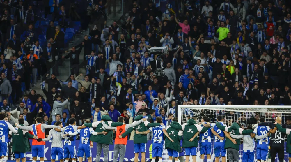 احتفالية لاعبي إسبانيول مع جماهيرهم بالفوز (إ.ب.أ)