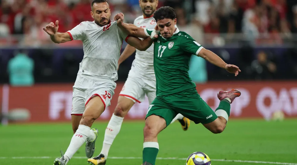 علي معلول نجم منتخب تونس (يسار) في مواجهة سوريا (رويترز)