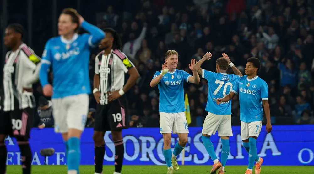 احتفال لاعبي نابولي بالفوز على يوفنتوس (أ.ب)