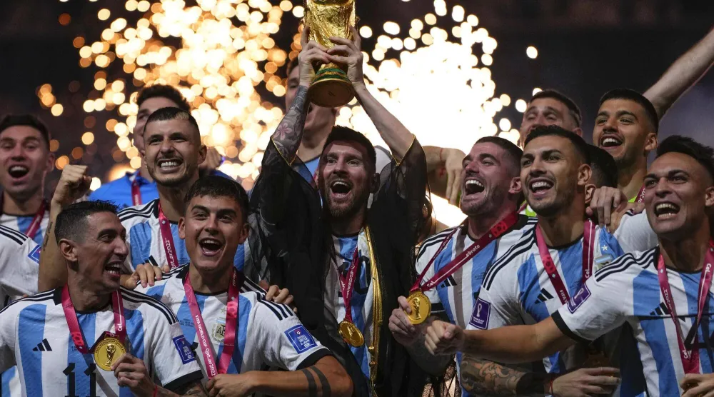 الارجنتين بطلة 2022 ستدافع عن لقبها العالمي في مونديال 2026 بأكبر تشكيلة سناً (غيتي)