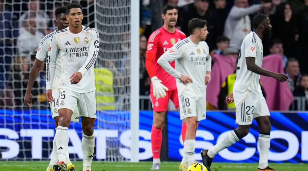 حسرة لاعبي ريال مدريد بعد الهزيمة من سيلتا فيغو (أ.ب)