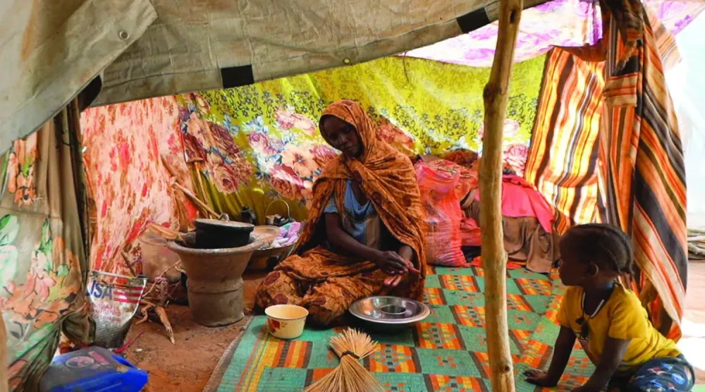 HDK’nın saldırısından kaçan yerinden edilmiş kişiler için kurulan et-Tavile Mülteci Kampı’ndaki Sudanlı bir kadını, 15 Kasım 2025 (Reuters)