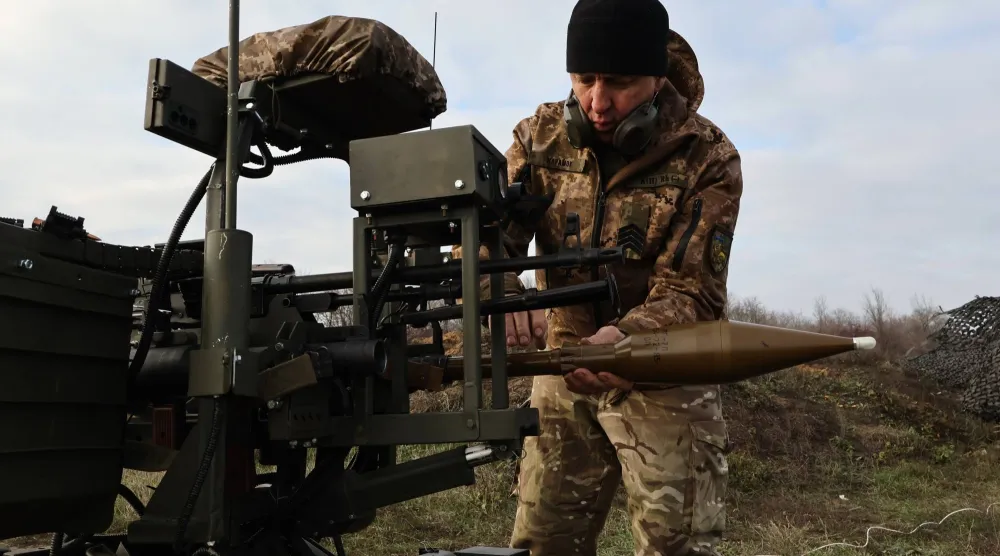 جندي أوكراني يختبر طائرات من دون طيار أرضية في منطقة زابوريجيا (أ.ب)