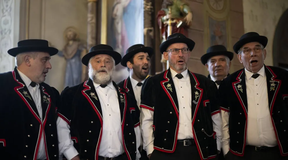 أعضاء نادي اليودلينغ السويسري يؤدّون عرضاً في كنيسة بلومّيس بالتزامن مع بحث إدراج هذا الفن على قائمة التراث غير المادي لـ«اليونيسكو» (إ.ب.أ)