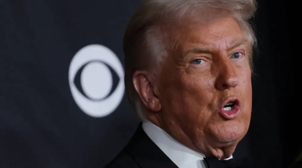 ABD Başkanı Donald Trump, 2025 Kennedy Center Onur Ödülleri töreninde kırmızı halıda duruyor. (Reuters)