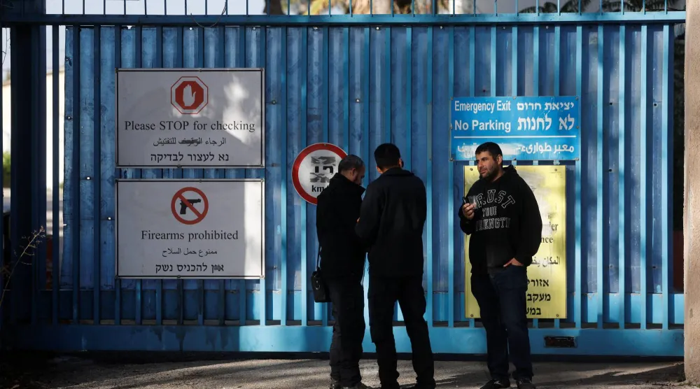 ضباط الشرطة الإسرائيلية ينتظرون خارج مقر وكالة الأمم المتحدة لإغاثة وتشغيل اللاجئين الفلسطينيين (أونروا) في القدس اليوم (رويترز)