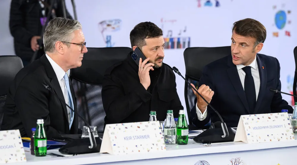 ستارمر وزيلينسكي وماكرون يحضرون اجتماعاً في تيرانا بألبانيا يوم 16 مايو 2025 (أ.ب)