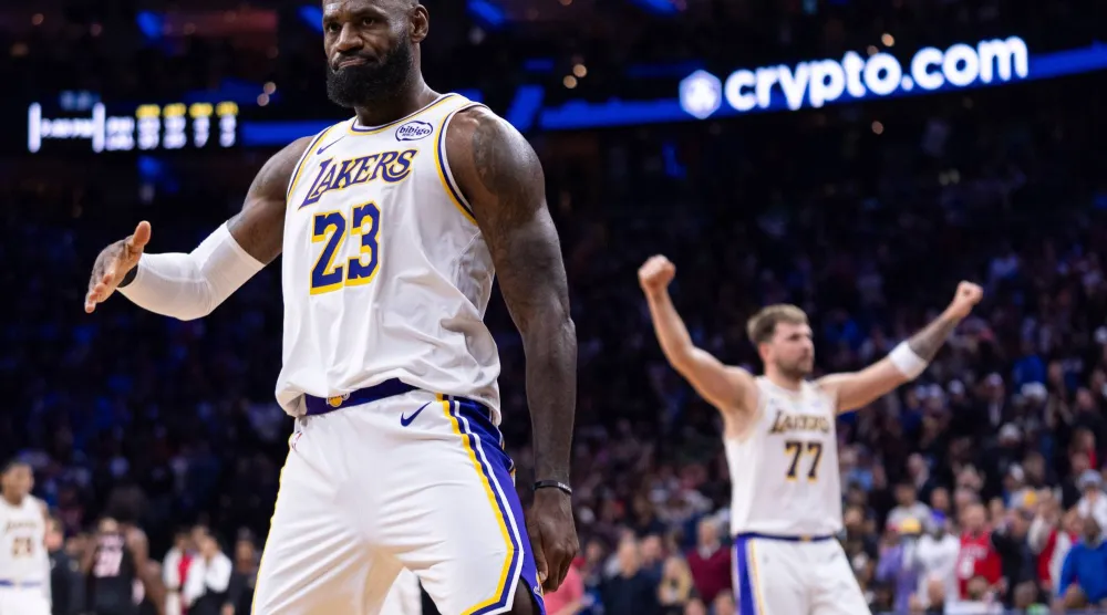 لوكا دونتشيتش وليبرون جيمس (أ.ب)