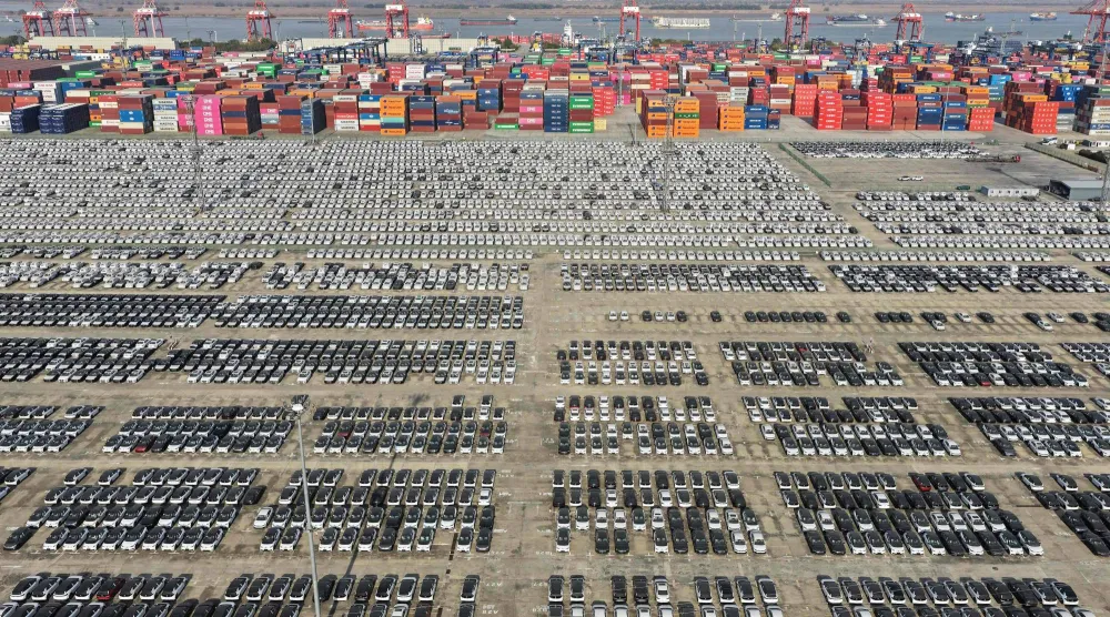 آلاف الحاويات المُعدَّة للتصدير في ميناء نانجينغ العملاق شرق الصين (أ.ف.ب)