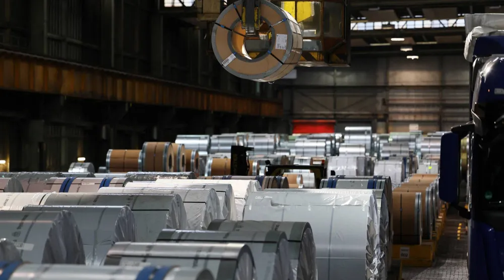 رافعة تنقل لفافة فولاذية بمنشأة التخزين والتوزيع لشركة «تيسينكروب» الألمانية في دويسبورغ (رويترز)