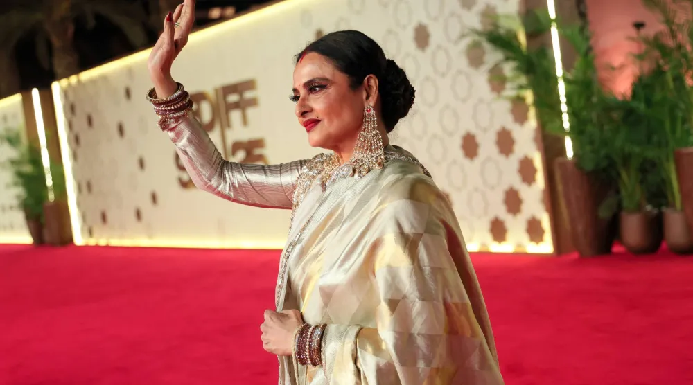 إطلالة فاخرة للنجمة ريخا على السجادة الحمراء للمهرجان وهي تحيي الجمهور (المهرجان)