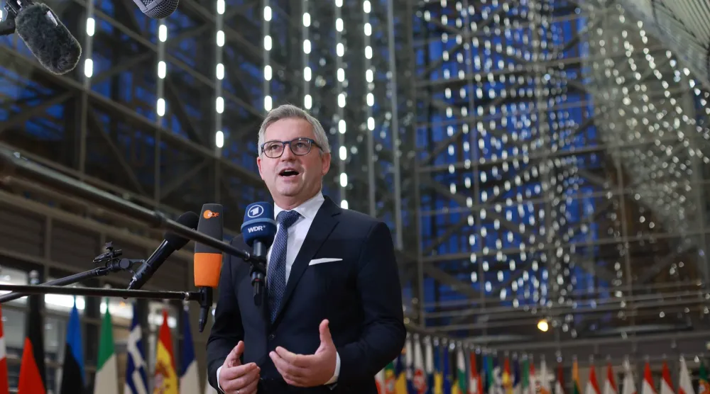 يتحدث ماغنوس برونر المفوض الأوروبي للشؤون الداخلية والهجرة إلى الصحافة خلال اجتماع وزراء الداخلية الأوروبيين في بروكسل (إ.ب.أ)