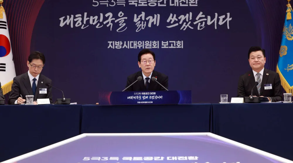 لي جيه ميونغ يتحدث خلال إحاطة سياسية للجنة الرئاسية للامركزية والتنمية المتوازنة في المكتب الرئاسي بمنطقة يونغسان (د.ب.أ)