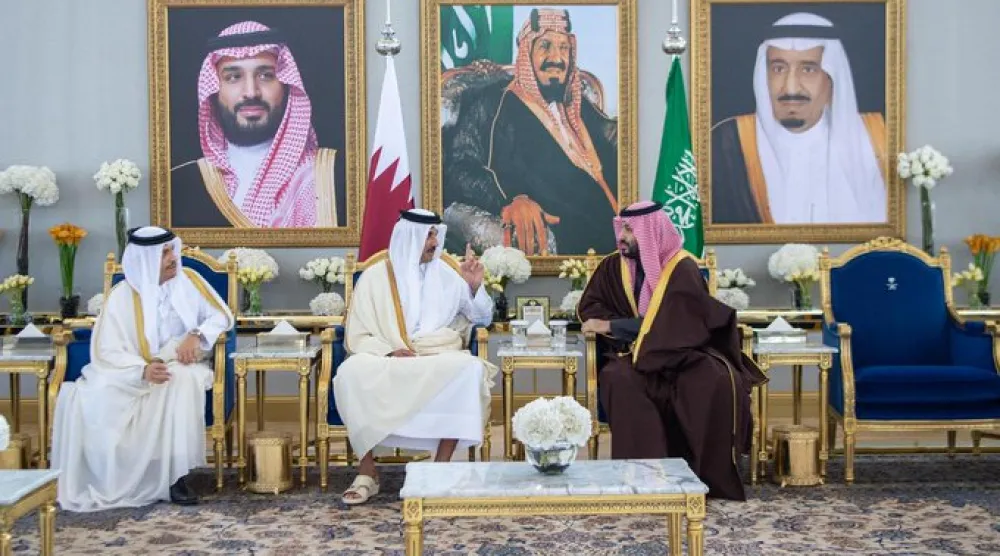 الأمير محمد بن سلمان ولي العهد رئيس مجلس الوزراء السعودي لدى استقباله أمير قطر الشيخ تميم بن حمد (واس)
