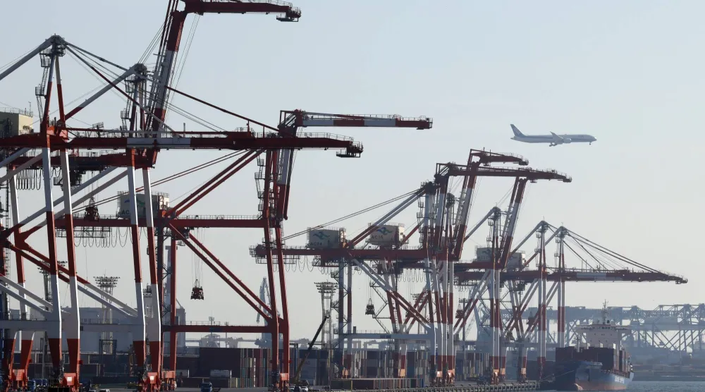 سفينة شحن في ميناء العاصمة اليابانية طوكيو (إ.ب.إ)