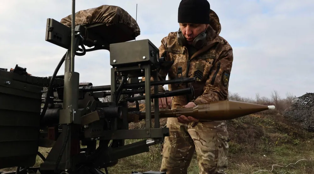 جندي أوكراني يختبر أنظمة روبوتية قتالية برية في ميدان تدريب بمنطقة زابوريجيا (أ.ف.ب)