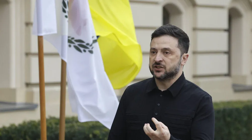 الرئيس الأوكراني فولوديمير زيلينسكي يتحدث للصحافيين في كييف (إ.ب.أ)