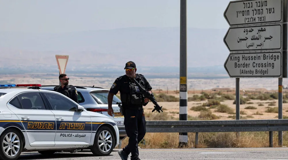 الشرطة الإسرائيلية قرب معبر جسر الملك حسين الحدودي مع الأردن (أ.ف.ب)