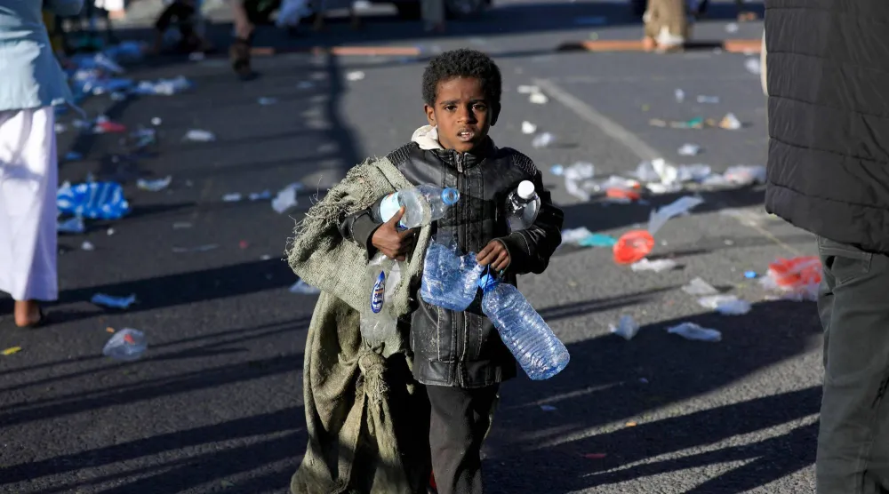 الفقر دفع آلاف الأطفال في مناطق سيطرة الحوثيين للعمل وترك المدارس (أ.ف.ب)