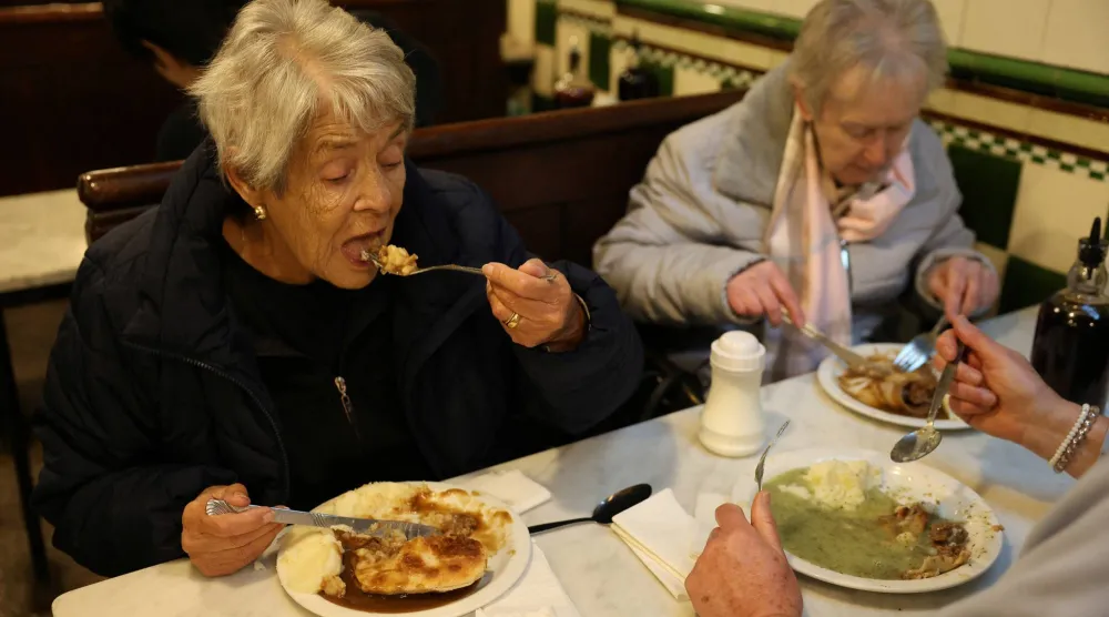 هناك أطعمة ينبغي على الأشخاص فوق سن الخمسين تناولها باستمرار (رويترز)