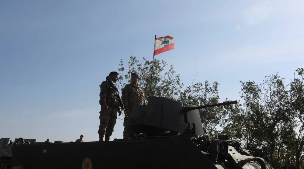 أفراد من الجيش اللبناني يقفون على مركبة عسكرية (رويترز)