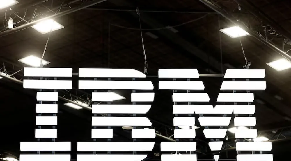  شعار «آي بي إم» خلال مؤتمر «فيفا تكنولوجي» المخصص للابتكار والشركات الناشئة في مركز معارض بورت دو فيرساي في باريس (رويترز)