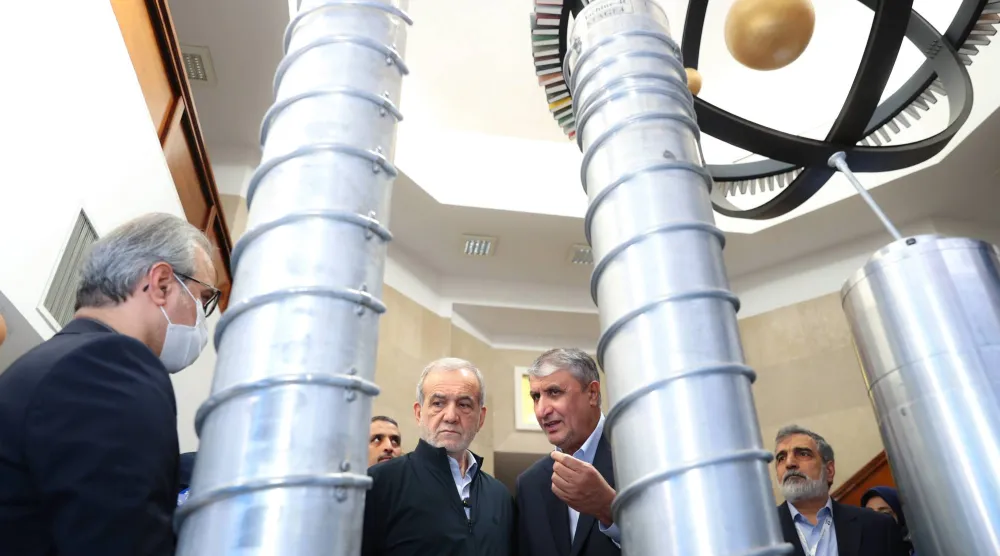 إسلامي يشرح للرئيس مسعود بزشكيان نماذج من أجهزة الطرد المركزي في معرض للبرنامج النووي خلال أبريل الماضي (أرشيفية - الرئاسة الإيرانية)