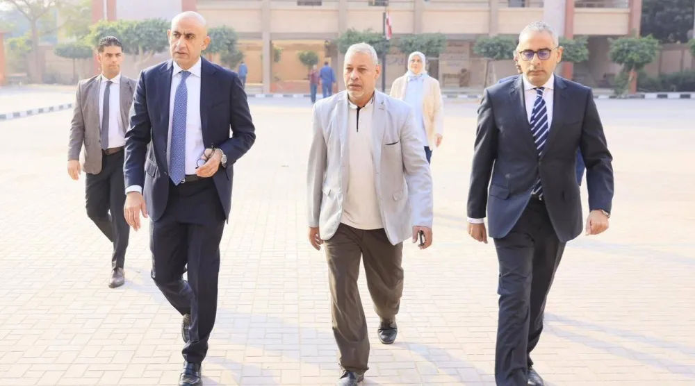 وزير التربية والتعليم المصري محمد عبد اللطيف (يساراً) خلال زيارته إلى مدرسة في القاهرة (وزارة التربية والتعليم المصرية)