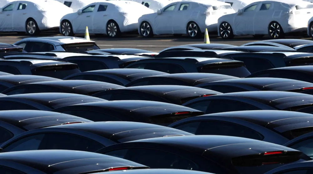 سيارات جديدة متوقفة في ميناء زيبروغ ببلجيكا (رويترز)