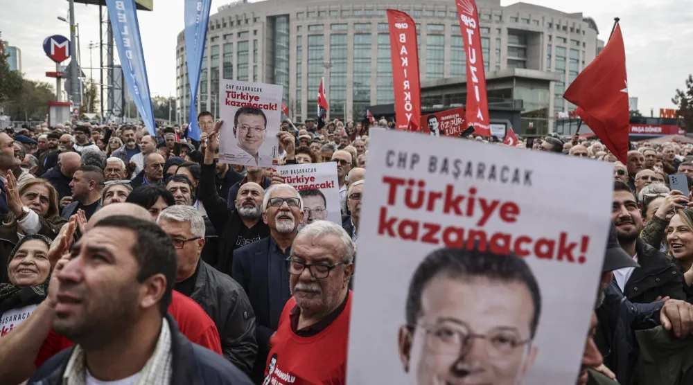 أنصار إمام أوغلو خلال مظاهرة أمام مجتمع محاكم تشاغليان في إسطنبول خلال الإدلاء بإفادته في اتهامه بالتجسس في نوفمبر الماضي (إ.ب.أ)