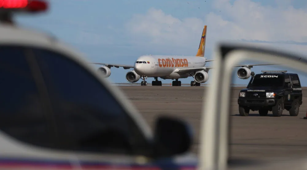 طائرة تحمل مهاجرين فنزويليين عائدين من المكسيك تهبط في مطار سيمون بوليفار الدولي في مايكيتيا بفنزويلا (إ.ب.أ)