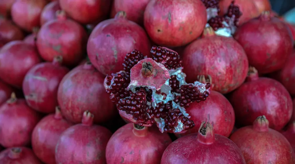 حبات من الرمان في إحدى أسواق كابل (إ.ب.أ)