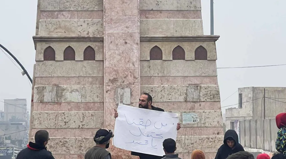 أحمد البوش شاب من الرقة قرر وحيداً الاحتفال في دوَّار الساعة بذكرى سقوط نظام الأسد لكن قوات «قسد» اعتقلته (الرقة تُذبح بصمت)