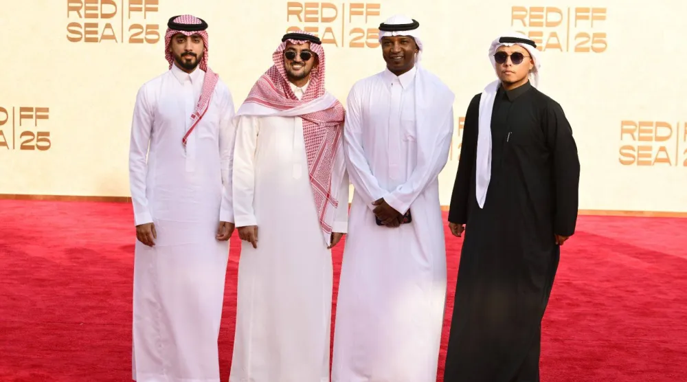 محمد نور وفريق عمل الفيلم على السجادة الحمراء في العرض الخاص