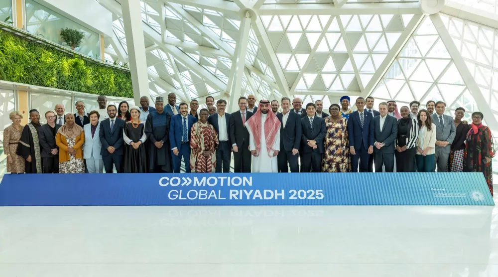 صورة جماعية من حضور «قمة كوموشن العالمية» المقامة حالياً في الرياض (الشرق الأوسط)