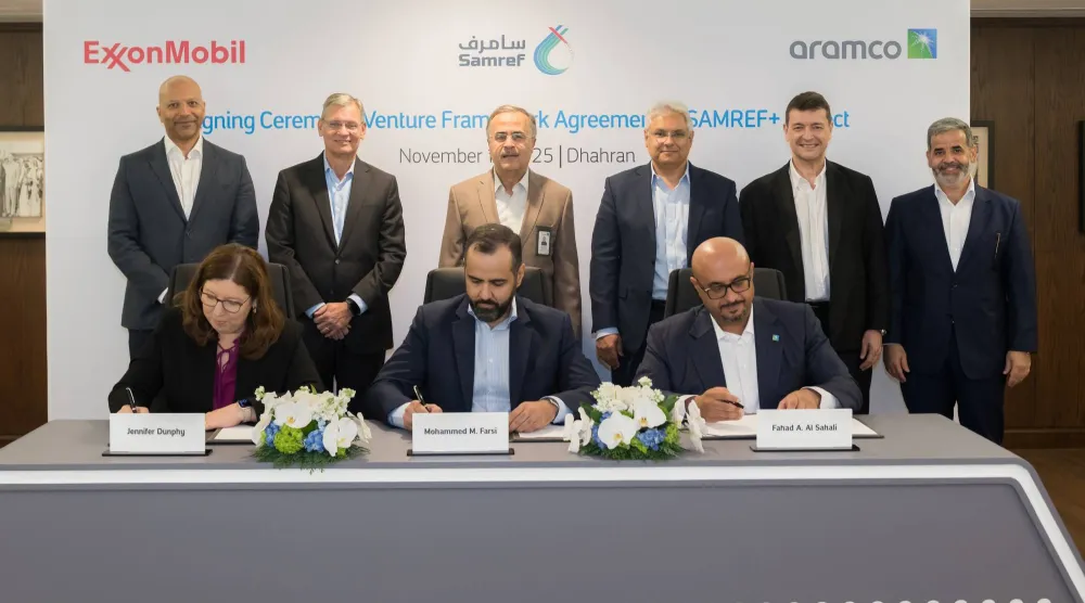 ممثلو «إكسون موبيل» و«أرامكو السعودية» و«سامرف» خلال مشاركتهم في حفل التوقيع (الشرق الأوسط)